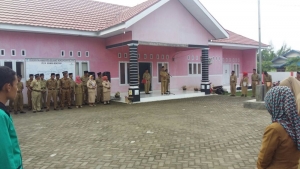 Bupati Apel Pagi Pegawai Kantor Camat Posigadan