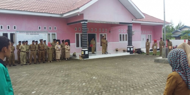 Bupati Apel Pagi Pegawai Kantor Camat Posigadan