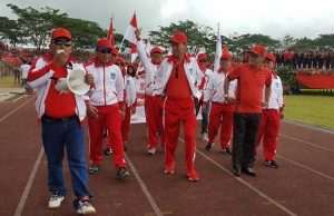 Wabub Iskandar Kamaru saat bersama dengan Kontingen Atlet Kabupaten Bolsel dalam pembukaan Porprov 2017 di Tondano