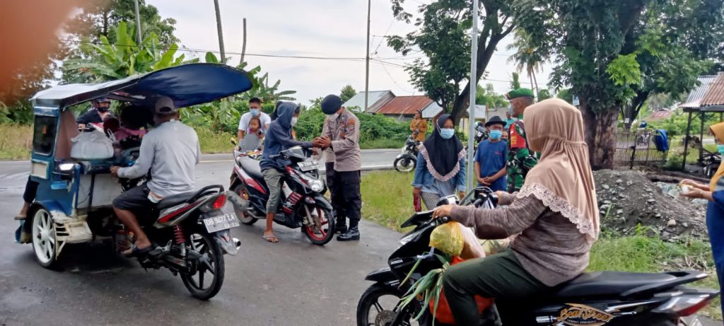 Anggota Polres Bolmut Mulai Melakukan Pemeriksaan Kartu Vaksin