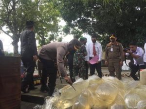 Kapolres AKBP Wahyu Purwidarso Saat Melakukan Pemusnahan Babuk Bersama Unsur Forkopimda (Foto/DD)