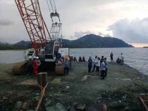 Tampak Proses Bongkar Muat dipelabuhan PLTU Binjeita (Foto/Ist)