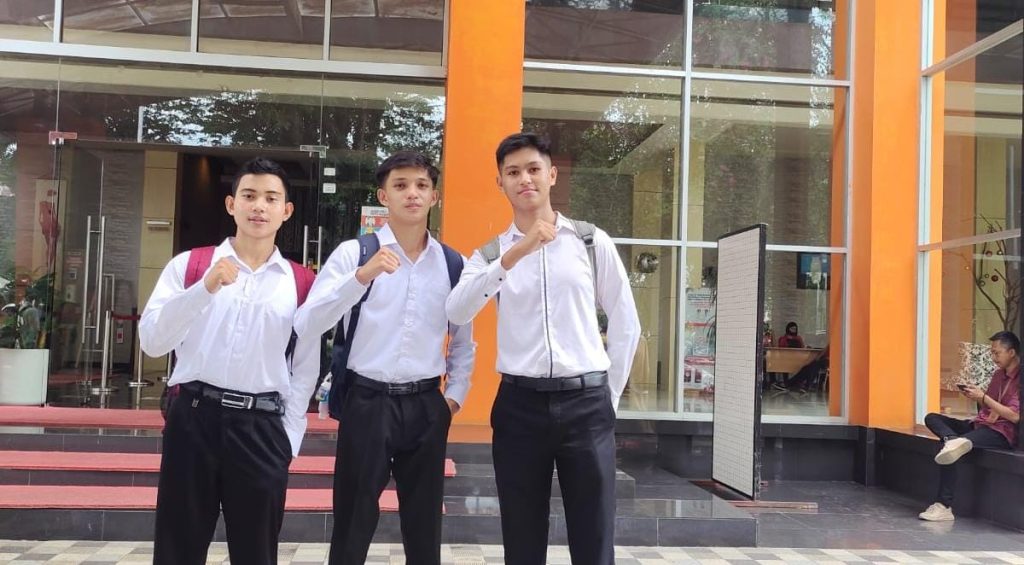 Kevin Rizky Kakunsi Berdiri Sebelah Kanan Calon Praja IPDN Asal Bolmut (Foto/ist)
